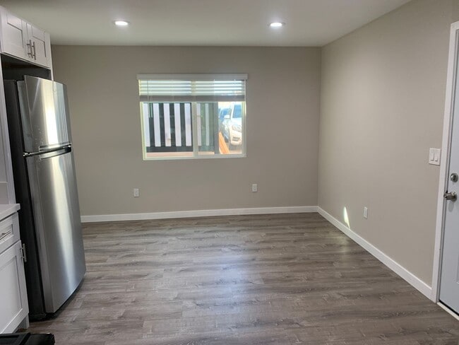 Building Photo - Nice 3 bedroom unit with Pool!