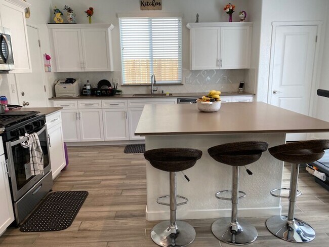 Foto del edificio - $2,350 Bullard & Leonard, Descanso Ave, Cl...