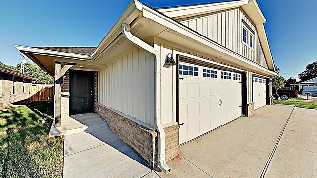 Building Photo - 3 Bedroom 2 Bath Duplex Near Tinker AFB