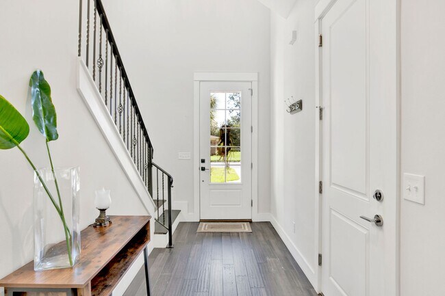 Foto del edificio - 3 bed East Hill Townhome