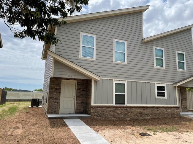 Building Photo - 3 bed 2 bath town home in Putnam City Scho...