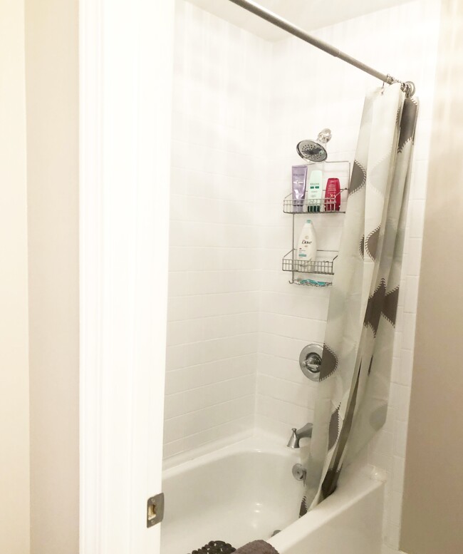 Tub/shower combo - 109 N Main St