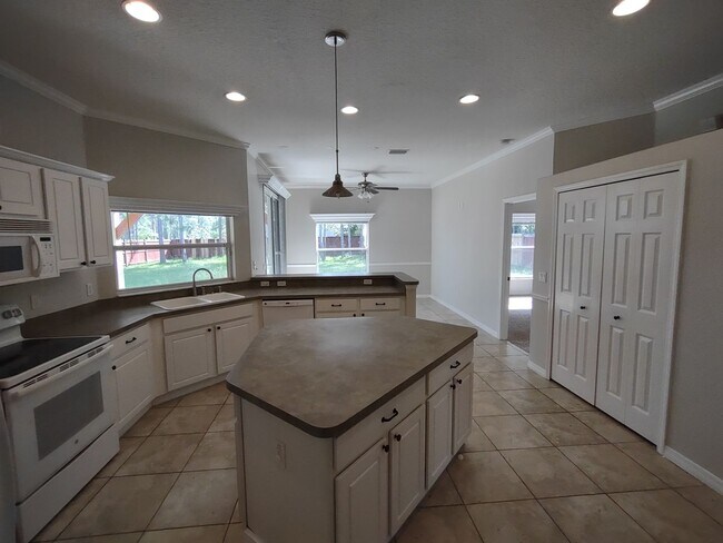 Building Photo - Quail Hollow Upgraded Single Family 4 bedr...