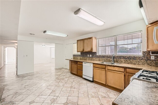 Foto del edificio - 5920 N Jones Blvd