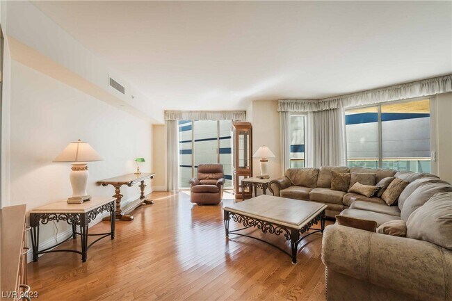 Building Photo - 2747 Paradise Rd