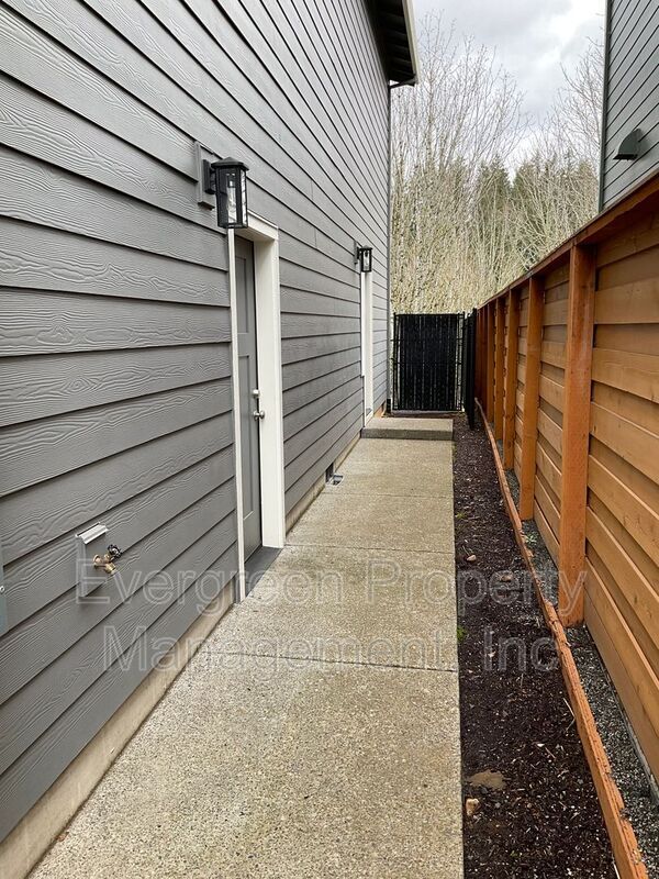 Foto del edificio - 1054 NE Regan Hill Loop