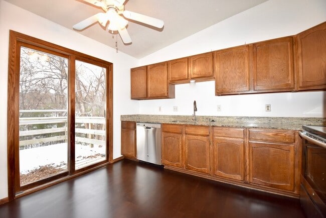 Building Photo - Available November 1st - updated 3 bed, 2....
