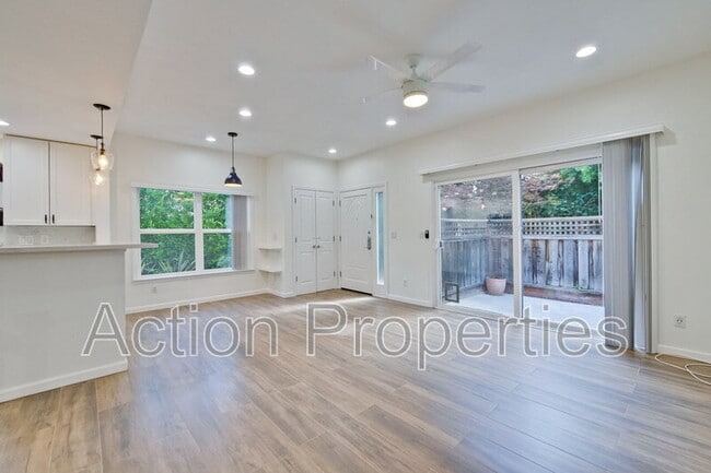 Foto del edificio - 741 Cottage Ct