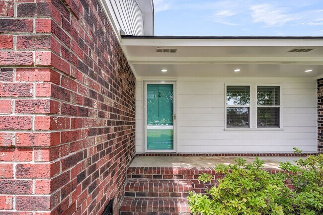 Foto del edificio - Comfortable Living with Modern Upgrades in Prime Goose Creek Location
