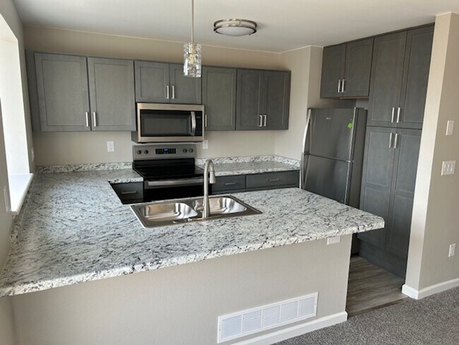 Building Photo - Fully Renovated Townhome in Great Aurora Community