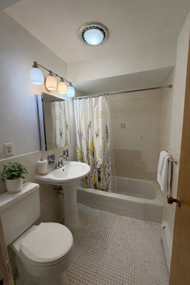 Building Photo - 6250 N Kenmore Ave