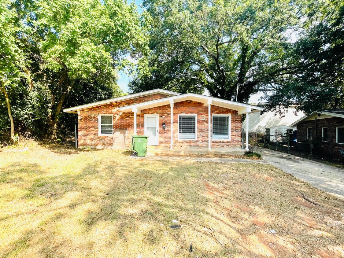 Primary Photo - ** 3 bed 1 bath located in Forest Hills **...