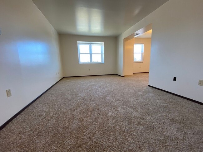 Building Photo - Spacious 2BR at Bellwood Manor! Great North Hills Location! Call Today!