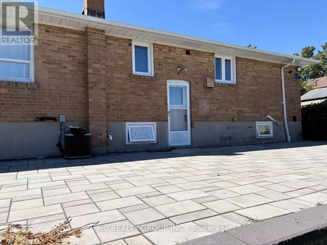 Building Photo - 7 Ivanhoe Ct