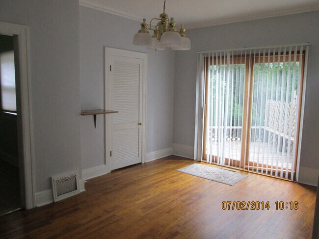 Building Photo - 3 bedroom, 1.5 bath just east of downtown ...