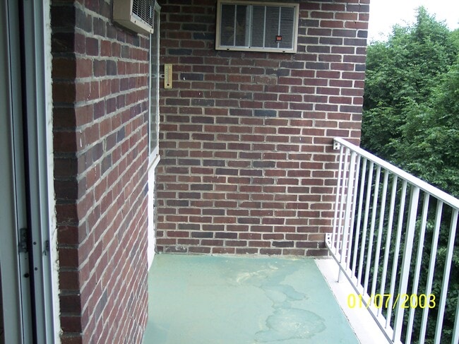 Building Photo - 64 Main St