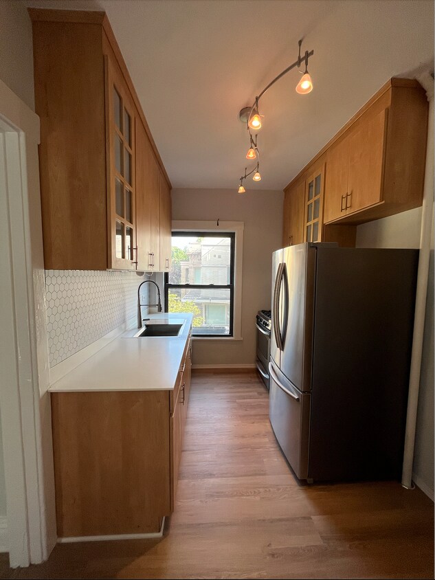Primary Photo - 617 W Cornelia Ave