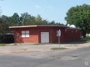 Building Photo - 701 E 6th St