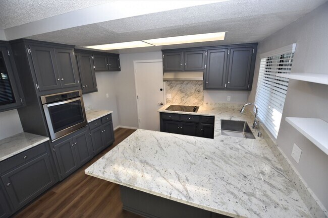 Foto del edificio - 67-67 Payne River Cir