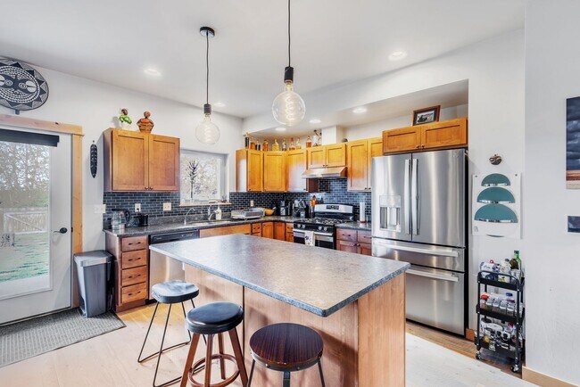 Foto del edificio - Furnished townhome w/ 2-car garage, backyard & EV charging