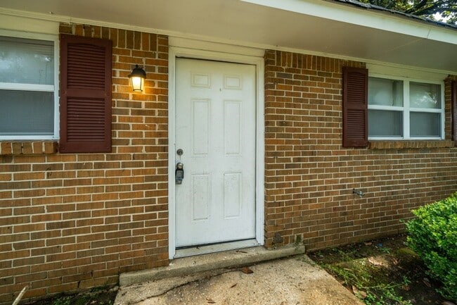 Building Photo - 114 Crenshaw Dr