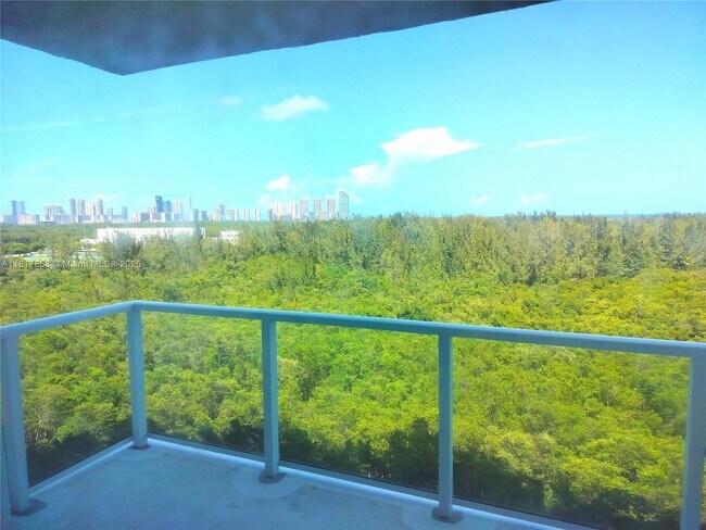 Foto del edificio - 14951 Royal Oaks Ln