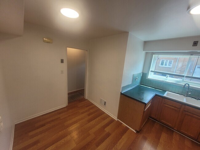 Foto del edificio - 7900 W Lawrence Ave