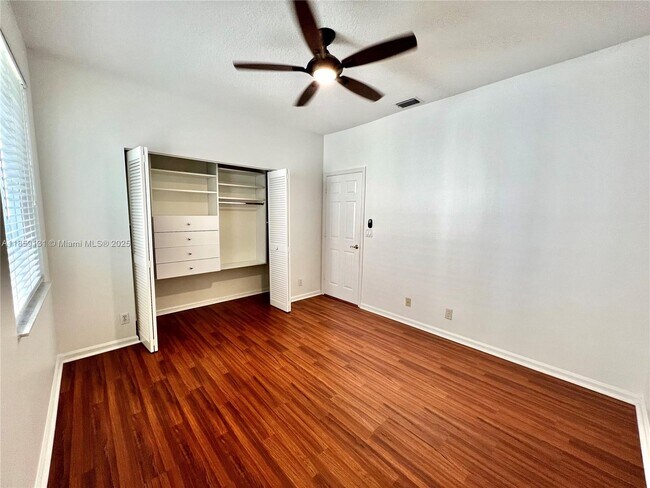 Building Photo - 2791 Oakbrook Manor