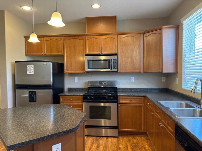 Building Photo - Large 2 Bedroom Sterling Ridge Town Home with 2 car garage