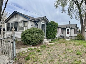 Building Photo - 52 Shoreland Terrace