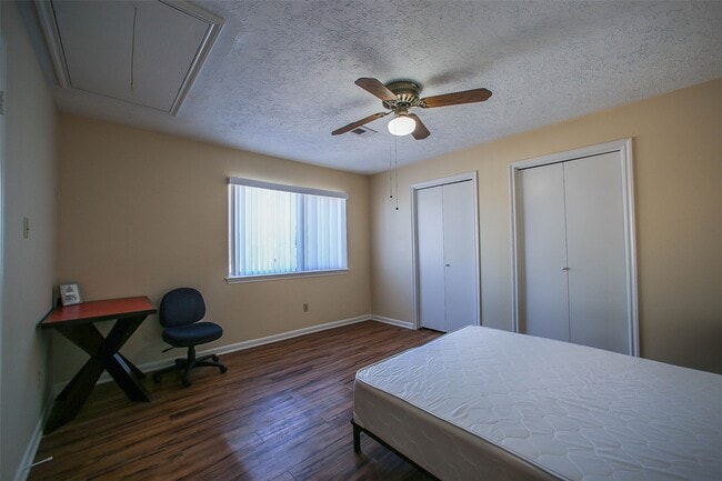 Foto del edificio - 9511 Sharpcrest St