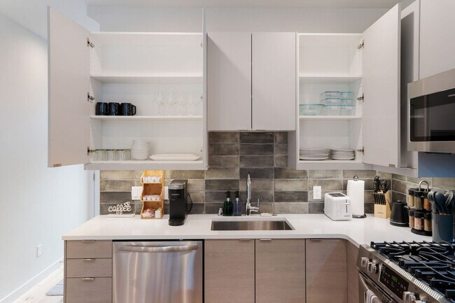 Foto del edificio - 4426 Burke Ave N