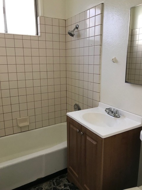Baño - 11242 S Budlong Ave