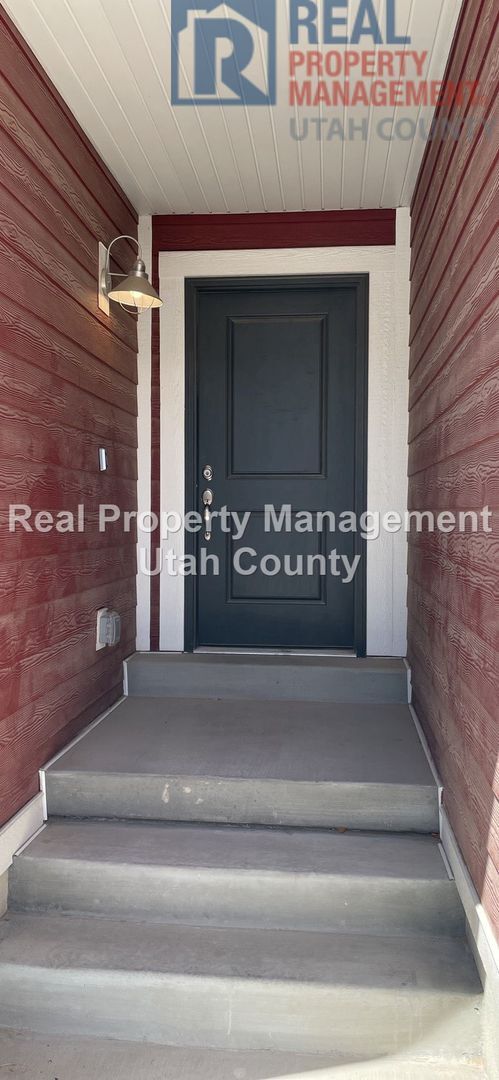 Foto del edificio - New Lower Price! Pet Friendly Townhouse