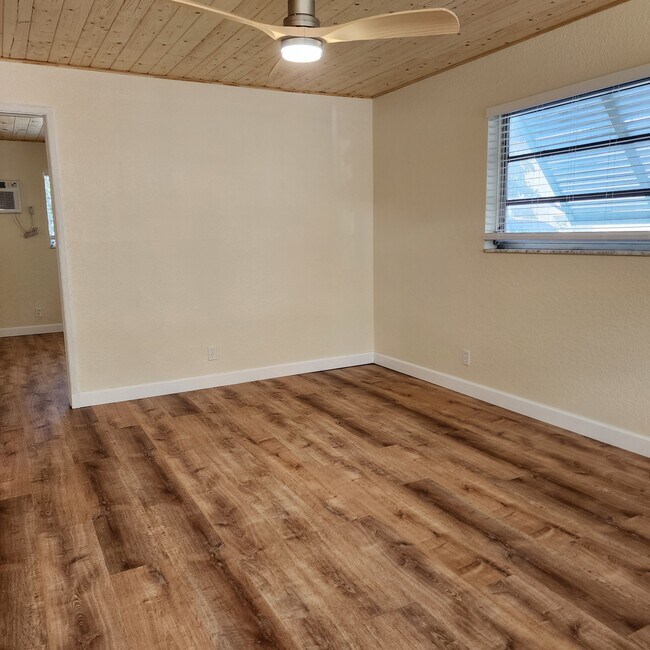 Foto del edificio - 220 Lucerne Ave
