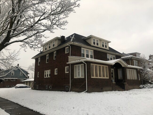 Building Photo - 3254 West Blvd