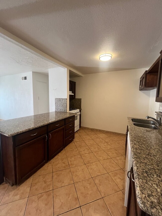 Foto del edificio - 5 Bedroom 2 bath home Available now