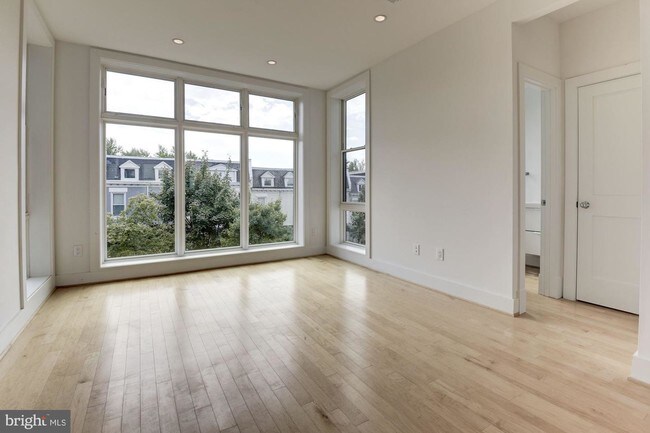 Building Photo - 727 Hobart Pl NW