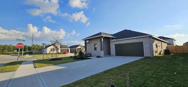 Building Photo - 8442 Bay Oaks Dr