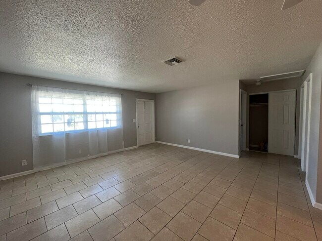 Foto del edificio - 351 Silver Beach Rd