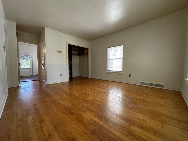 Foto del edificio - 337 N Maple Ave