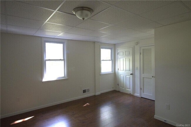 Building Photo - 83 Hudson St
