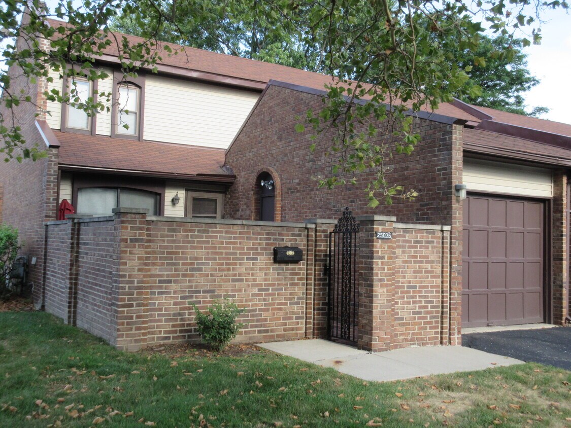 25076 Champlaign Dr, Southfield, MI 48034 Townhome Rentals in