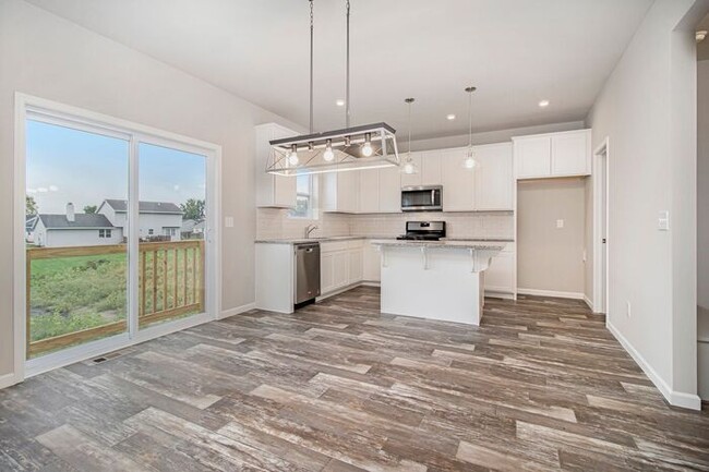 Building Photo - 1566 Carolyn Dr