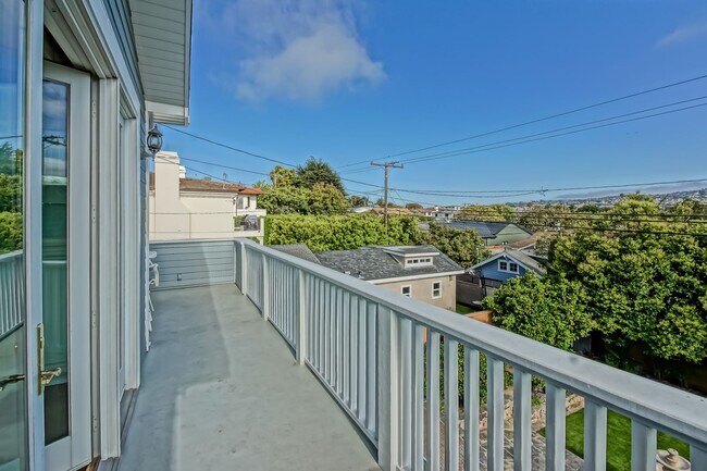 Foto del edificio - Beautiful, Bright & Spacious, 4BR3.5BA Hil...