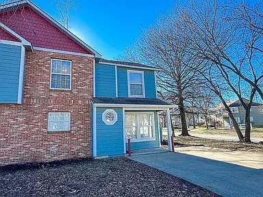 Building Photo - 1327 E 21st Ter