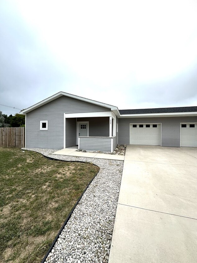 Primary Photo - Quiet Modern Duplex on E. Bingham Rd