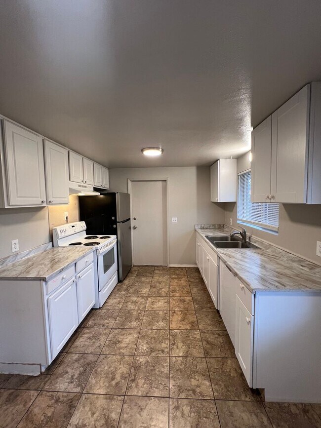 Building Photo - 2-bedroom 1-bathroom duplex