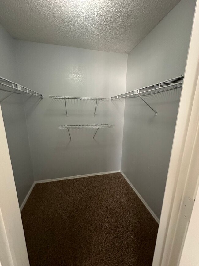 Building Photo - 2 Bed/2 Bath 2nd Floor Condo