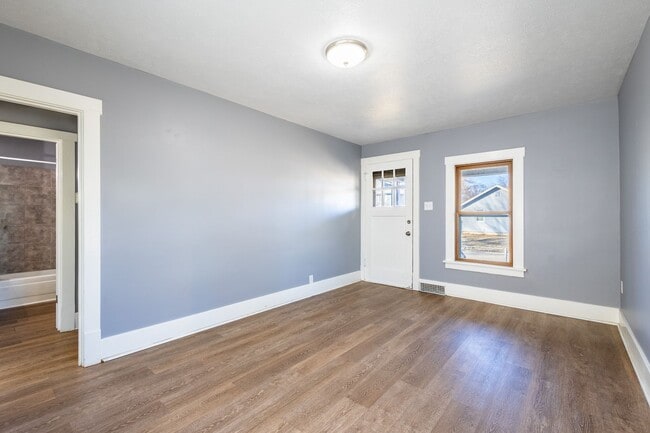 Foto del edificio - Updated 2 Bed/1 Bath Home with Spacious Detached Garage.